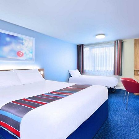 Travelodge London Raynes Park Exteriör bild