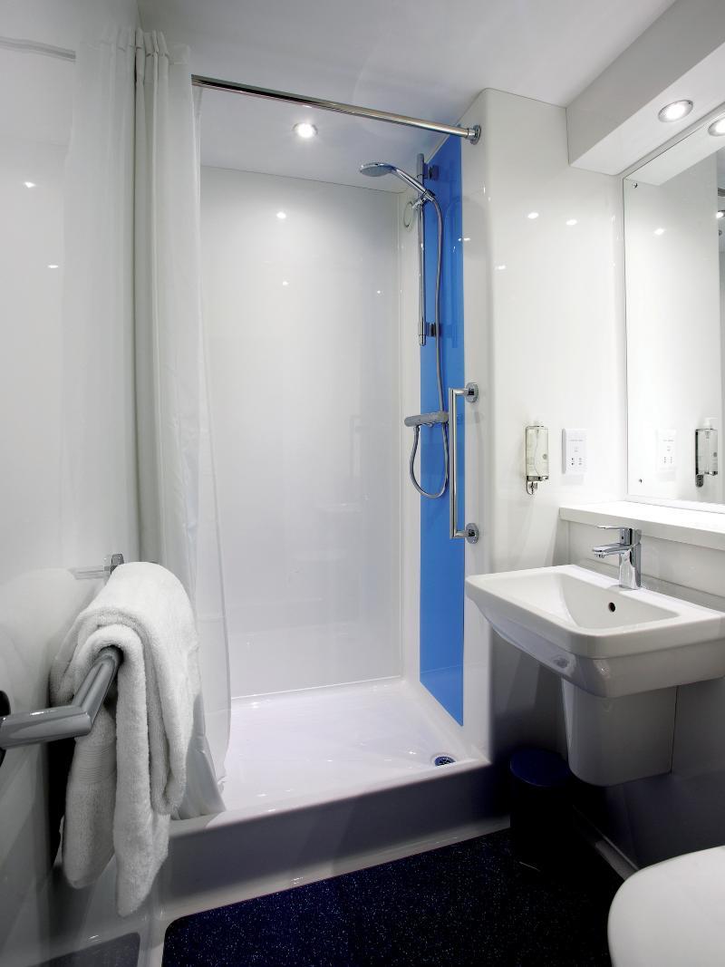 Travelodge London Raynes Park Exteriör bild