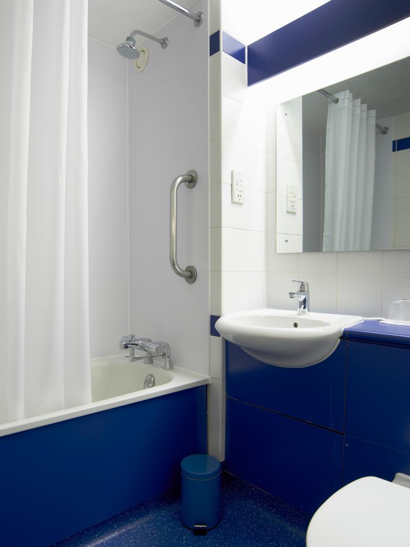 Travelodge London Raynes Park Exteriör bild